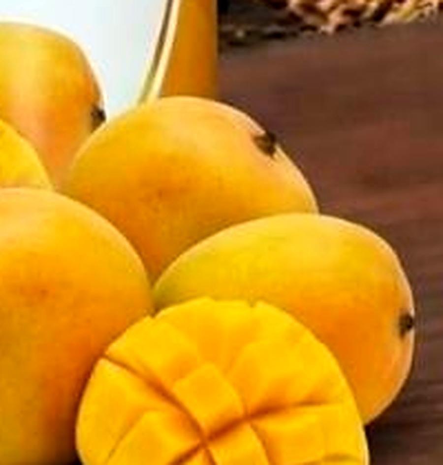 Ripe mangoes in a tray (2)